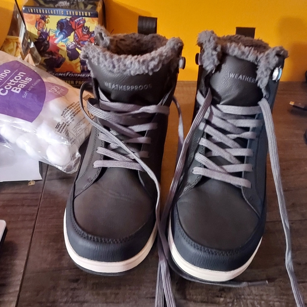 🩵2/$40 Or 3/$45 Weatherproof Size 9M Fluff Lined High Top Sneakers Excellent